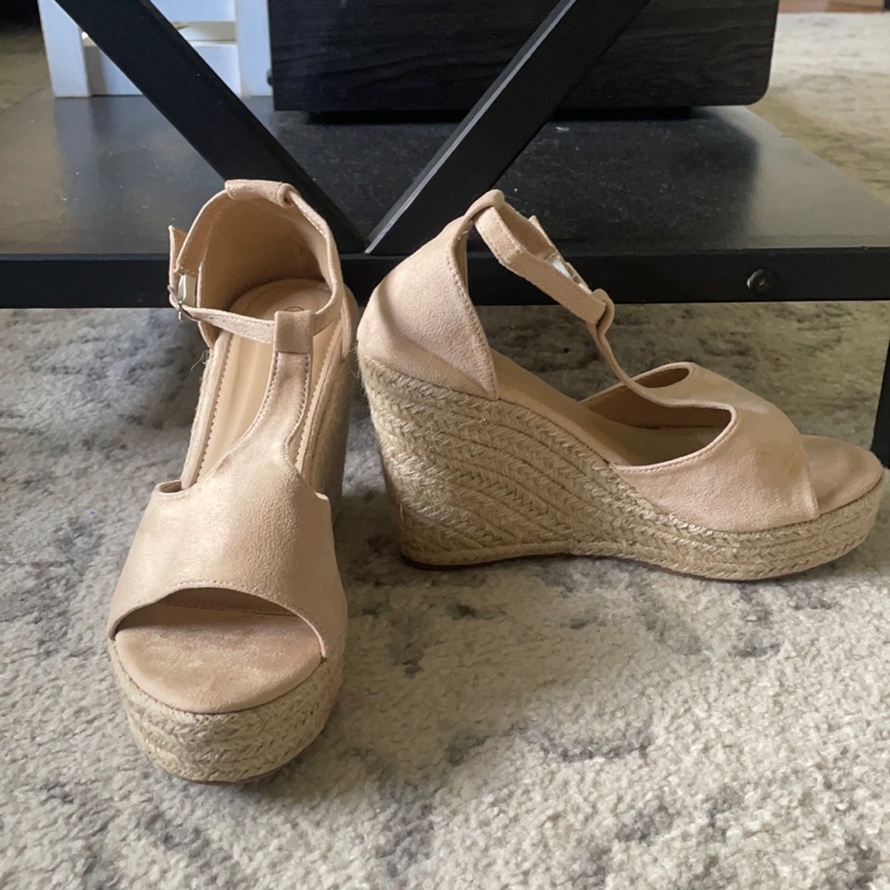 Nude wedge